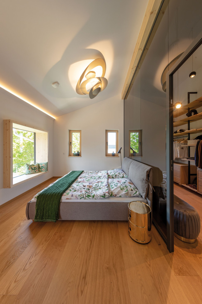 Modelo de dormitorio campestre con suelo de madera clara