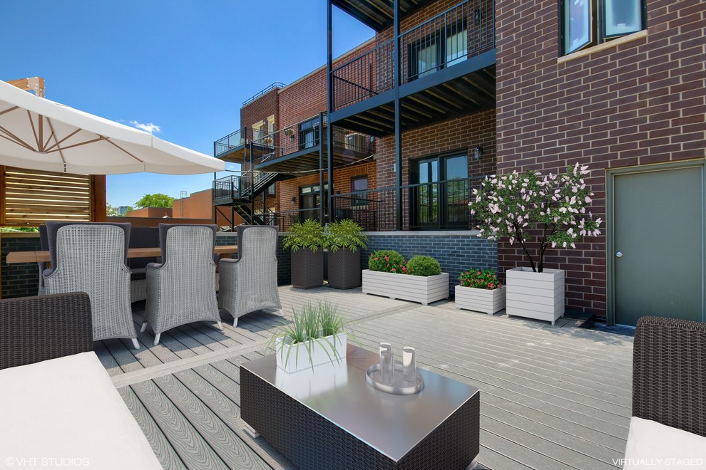 Inspiration for a transitional deck remodel in Chicago