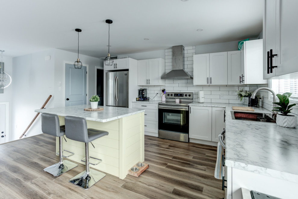 Eat-in kitchen - modern vinyl floor and brown floor eat-in kitchen idea in Toronto with shaker cabinets, white cabinets, ceramic backsplash and stainless steel appliances