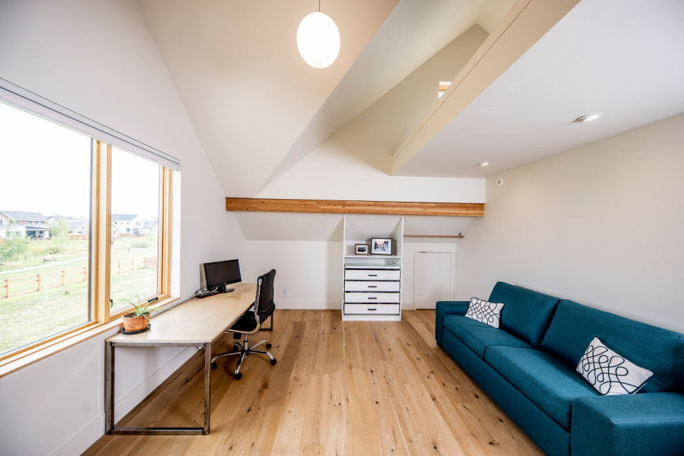 Exemple d'un bureau tendance de taille moyenne avec un mur blanc, parquet clair, un bureau indépendant, un sol blanc et un plafond voûté.