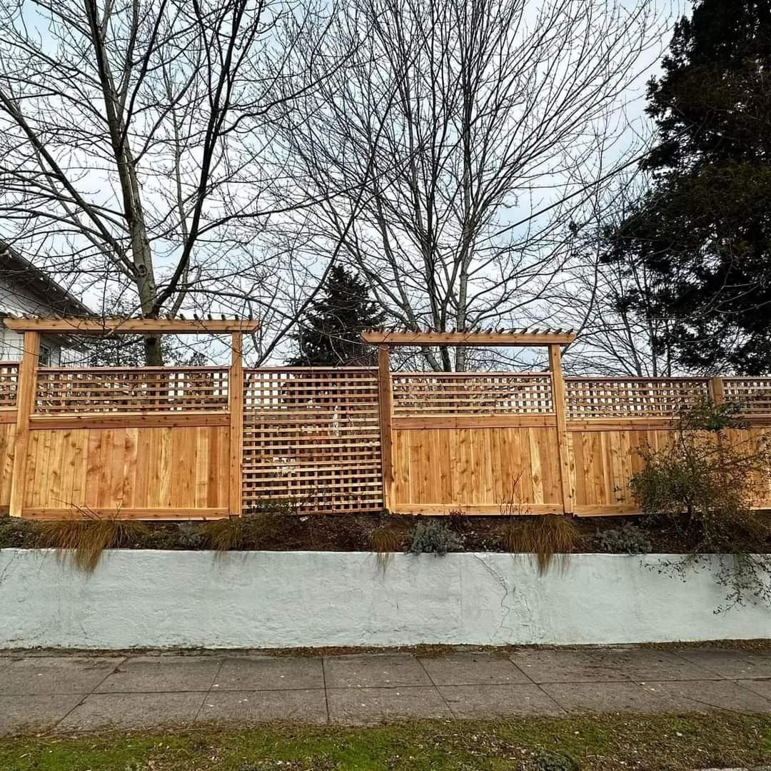 Costum fence with treillice and square lattice