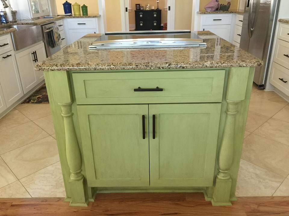 Inspiration for a mid-sized traditional kitchen in Tampa with green cabinets, beige splashback and with island.