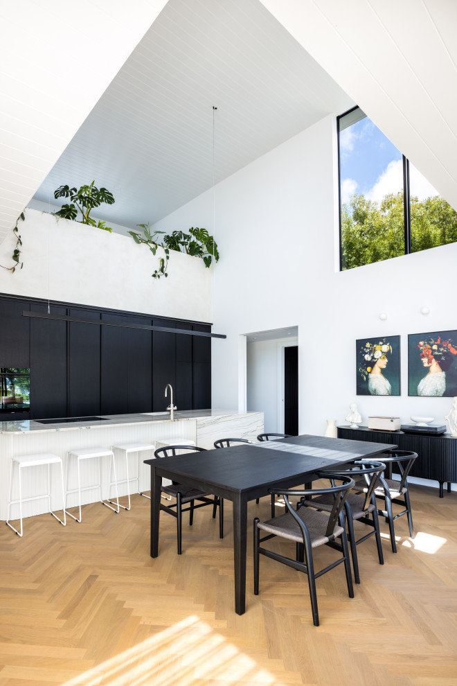 Idee per una grande sala da pranzo aperta verso la cucina minimal con pavimento in legno massello medio, pavimento marrone e soffitto in legno