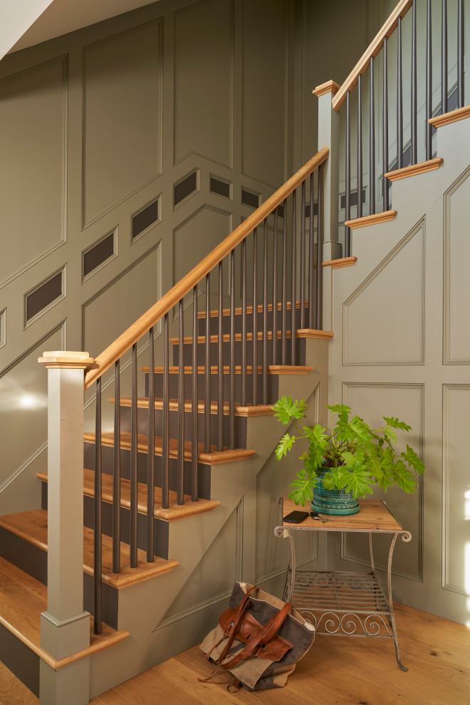 Diseño de escalera tradicional con escalones de madera, contrahuellas de madera, barandilla de madera y madera