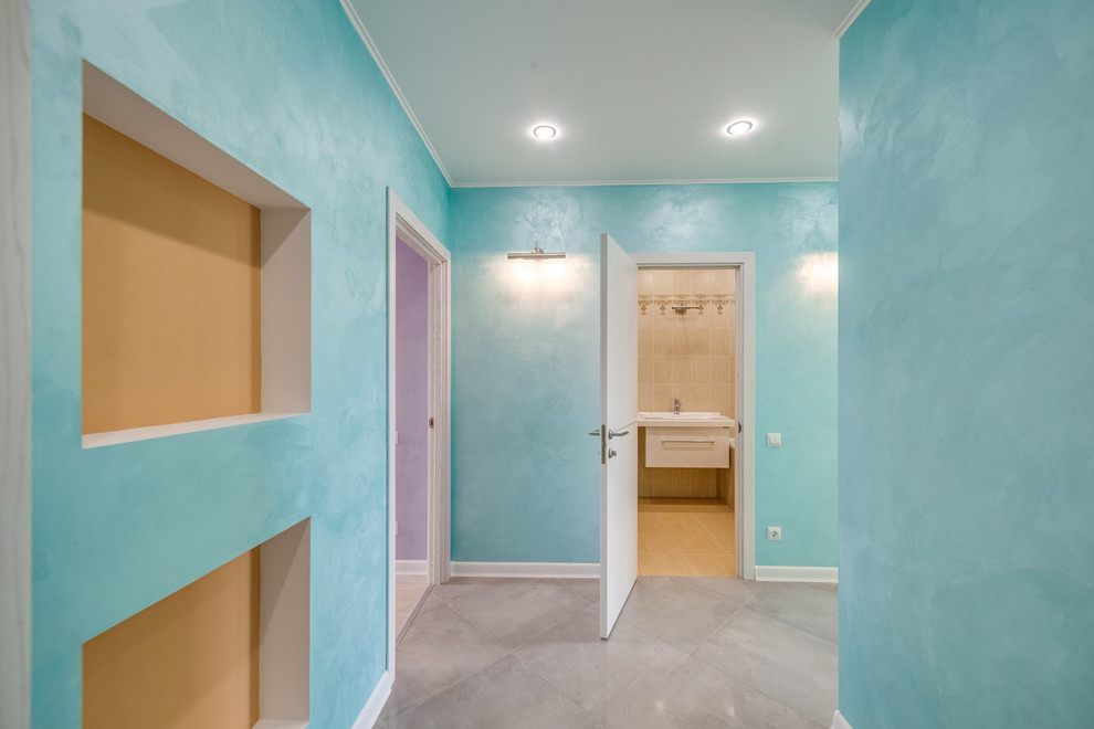 Смелая прихожая в бирюзовых красках
