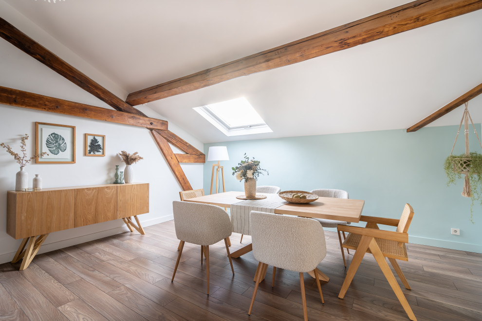 Foto di una sala da pranzo country con pareti blu, pavimento in legno massello medio, pavimento marrone, travi a vista e soffitto a volta
