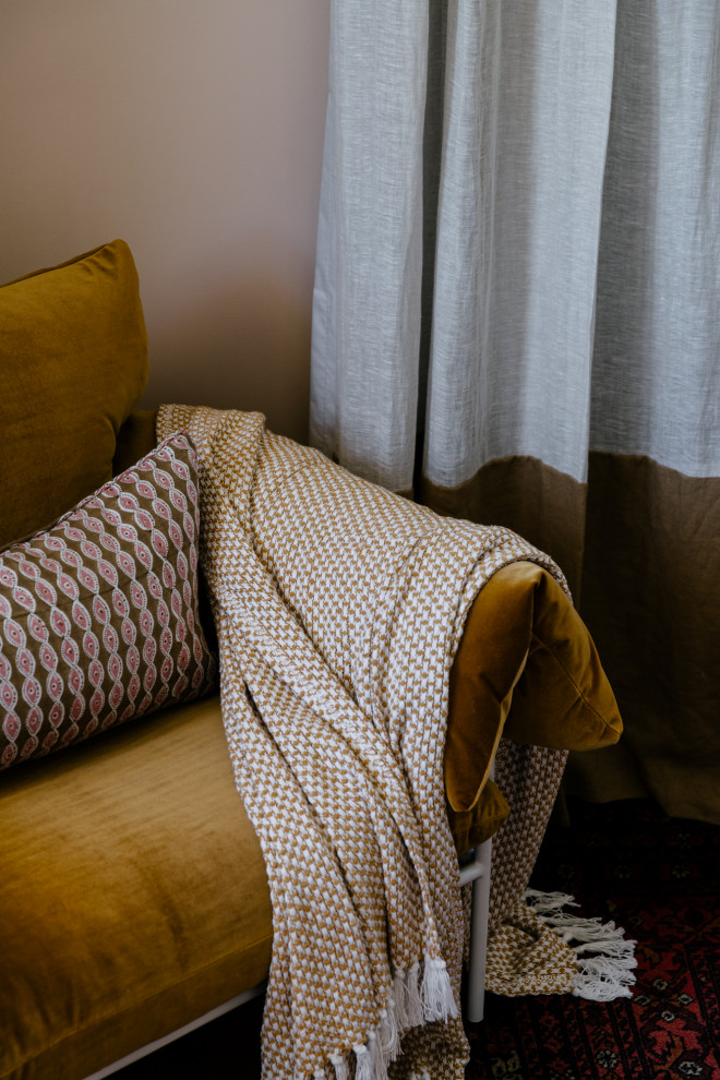 Photo of a midcentury bedroom in Brisbane.