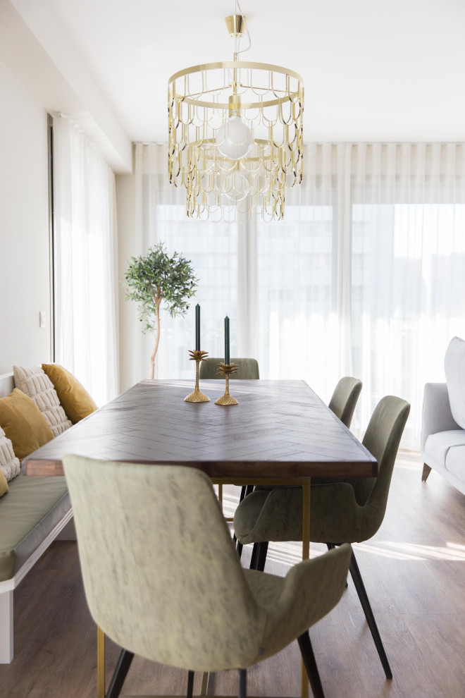 Modelo de comedor escandinavo grande abierto con paredes grises, suelo de madera oscura y suelo marrón