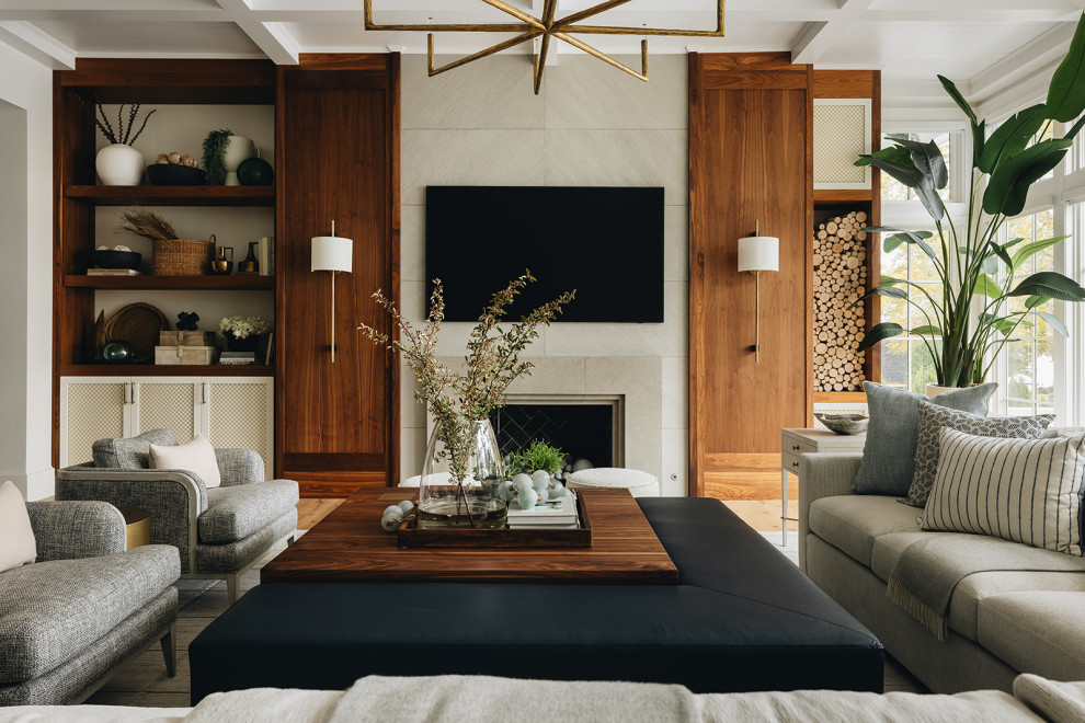 Idée de décoration pour un salon tradition avec un mur beige, un sol en bois brun, une cheminée standard, un téléviseur fixé au mur, un sol marron et un plafond à caissons.