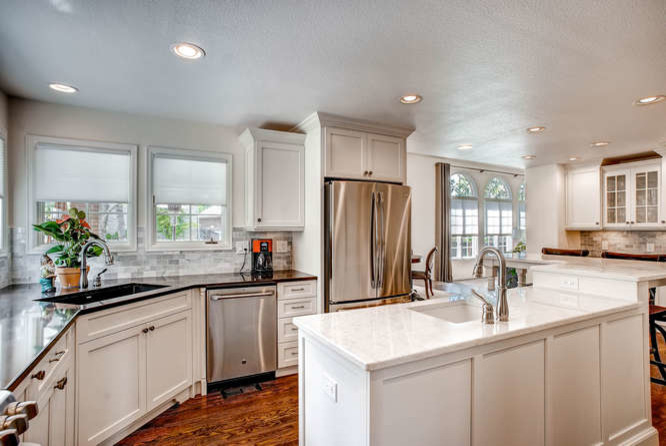 Inspiration for a mid-sized transitional u-shaped eat-in kitchen in Denver with an undermount sink, white cabinets, quartz benchtops, stainless steel appliances, medium hardwood floors, with island, shaker cabinets, grey splashback and stone tile splashback.