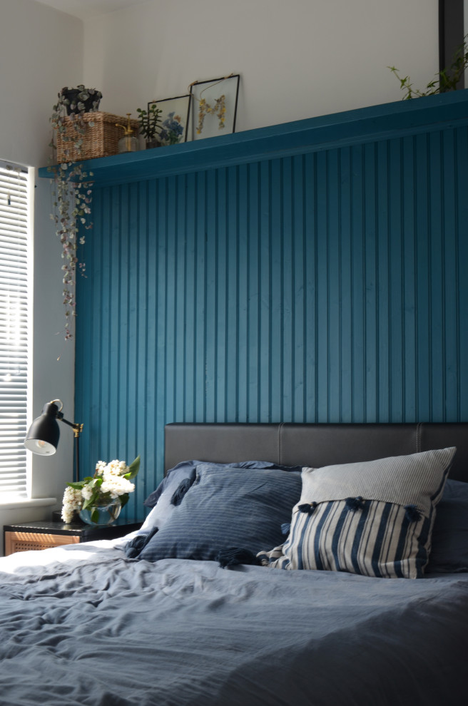 Aménagement d'une petite chambre parentale éclectique avec un mur bleu, sol en stratifié, aucune cheminée, un sol blanc et du lambris.
