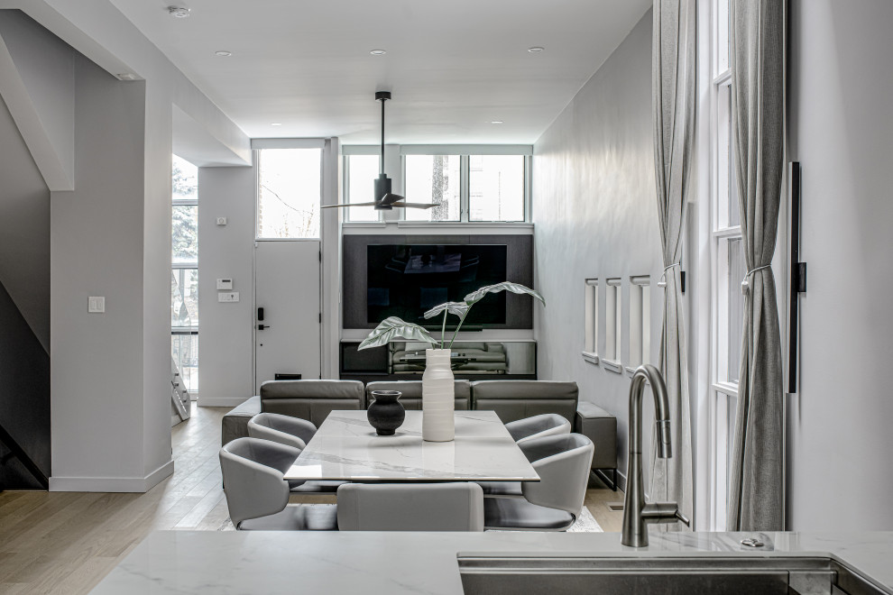 На фото: гостиная-столовая среднего размера в стиле модернизм с серыми стенами, светлым паркетным полом и серым полом