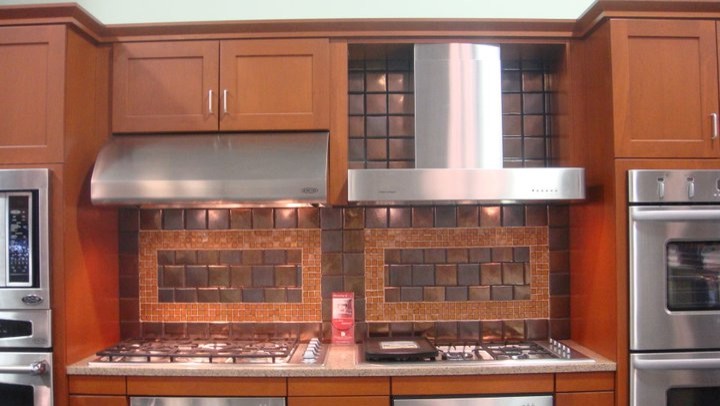 Example of a minimalist kitchen design in Chicago
