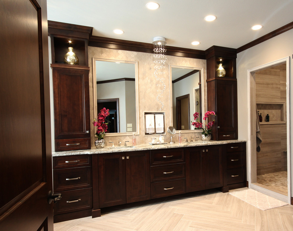 Example of a transitional home design design in Milwaukee