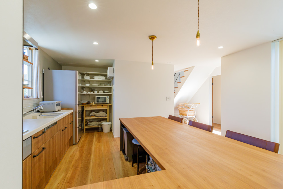 На фото: кухня среднего размера в стиле модернизм с кладовкой, паркетным полом среднего тона, коричневым полом и потолком с обоями с