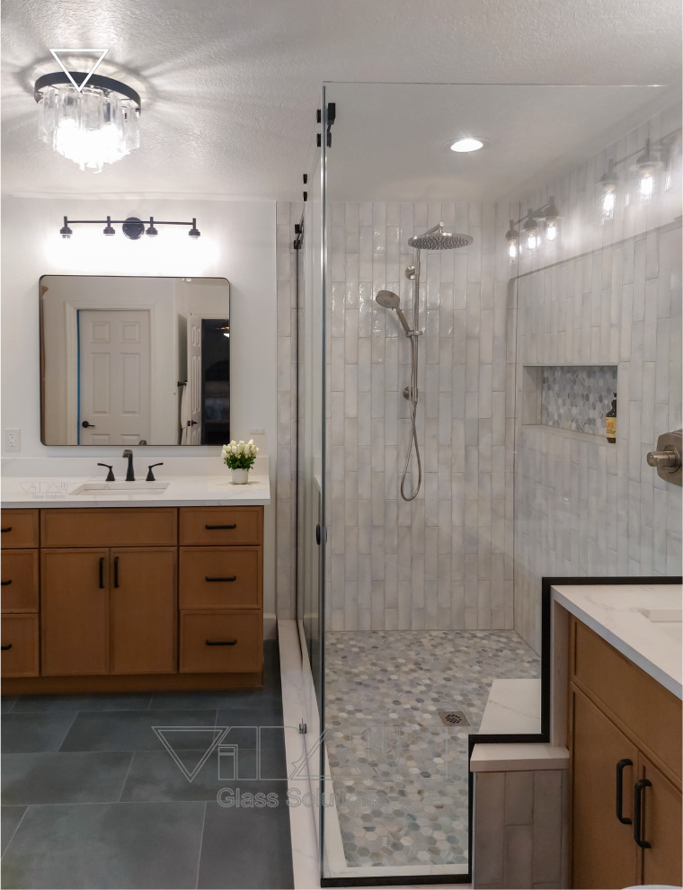 Inspiration för ett mellanstort funkis badrum, med en hörndusch och dusch med skjutdörr
