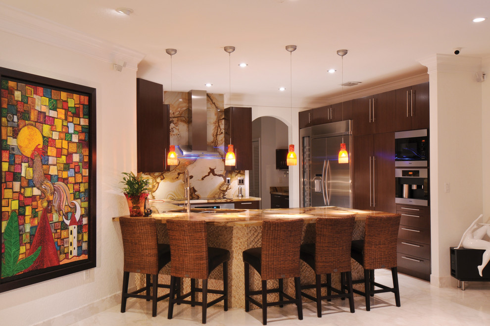 This is an example of a modern kitchen in Miami.