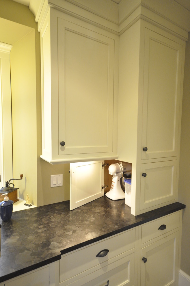 Transitional kitchen photo in Toronto