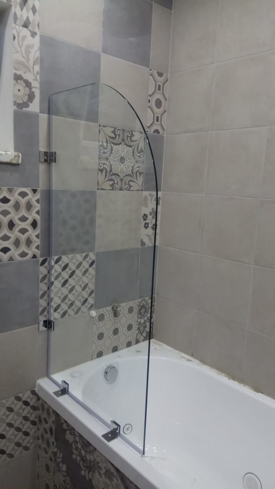 Стеклянные шторка на ванну