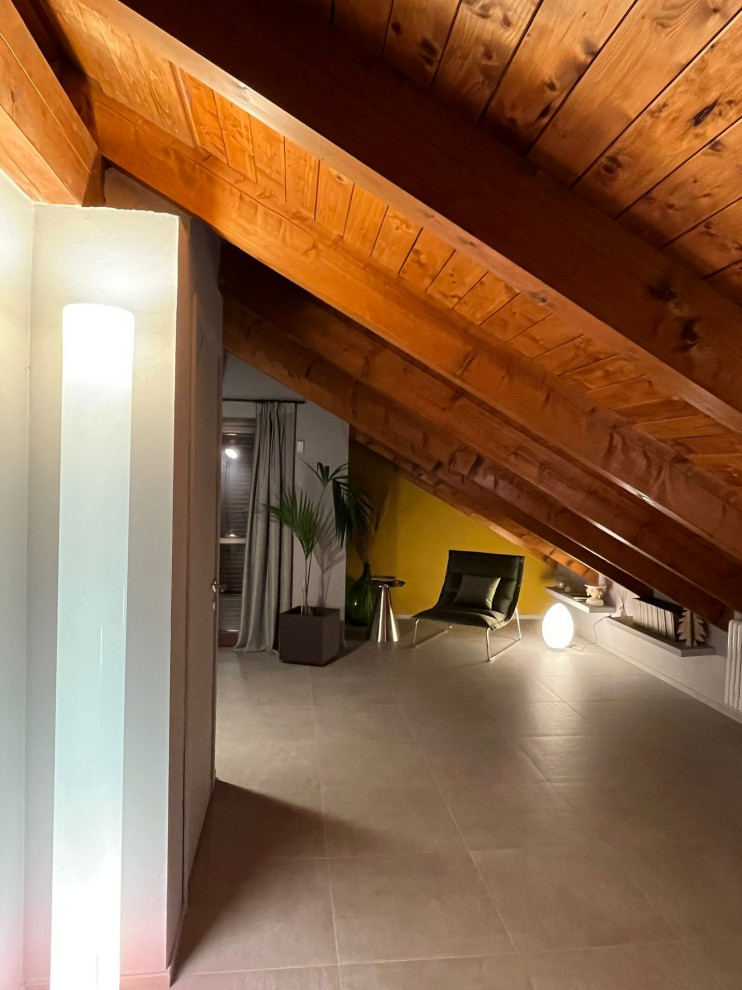 Ispirazione per un'In mansarda camera degli ospiti minimalista di medie dimensioni con pareti gialle, pavimento in gres porcellanato, pavimento grigio e travi a vista