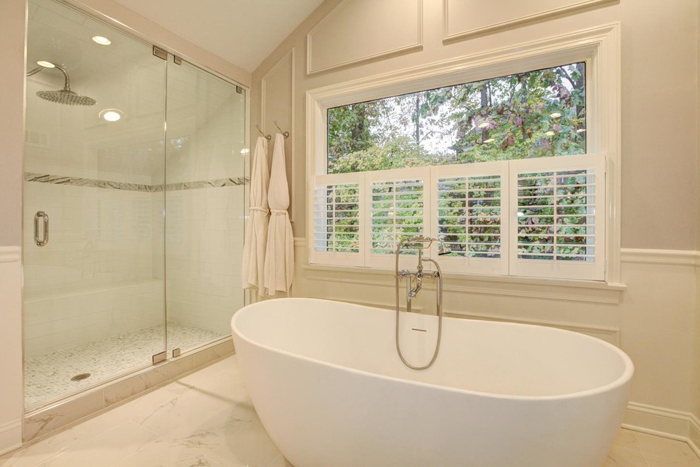 На фото: ванная комната в стиле неоклассика (современная классика) с черными фасадами, ванной в нише, плиткой кабанчик, белыми стенами, врезной раковиной, разноцветным полом, шторкой для ванной и белой столешницей с