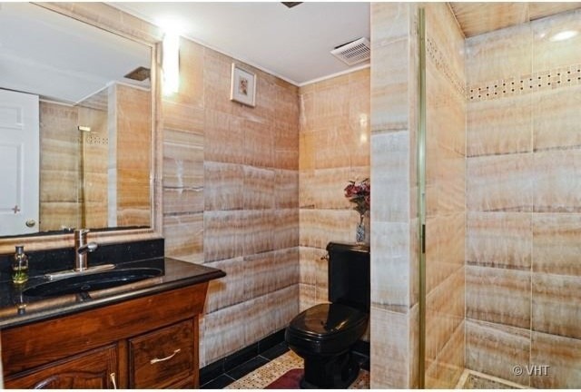 Inspiration for a transitional bathroom remodel in Chicago