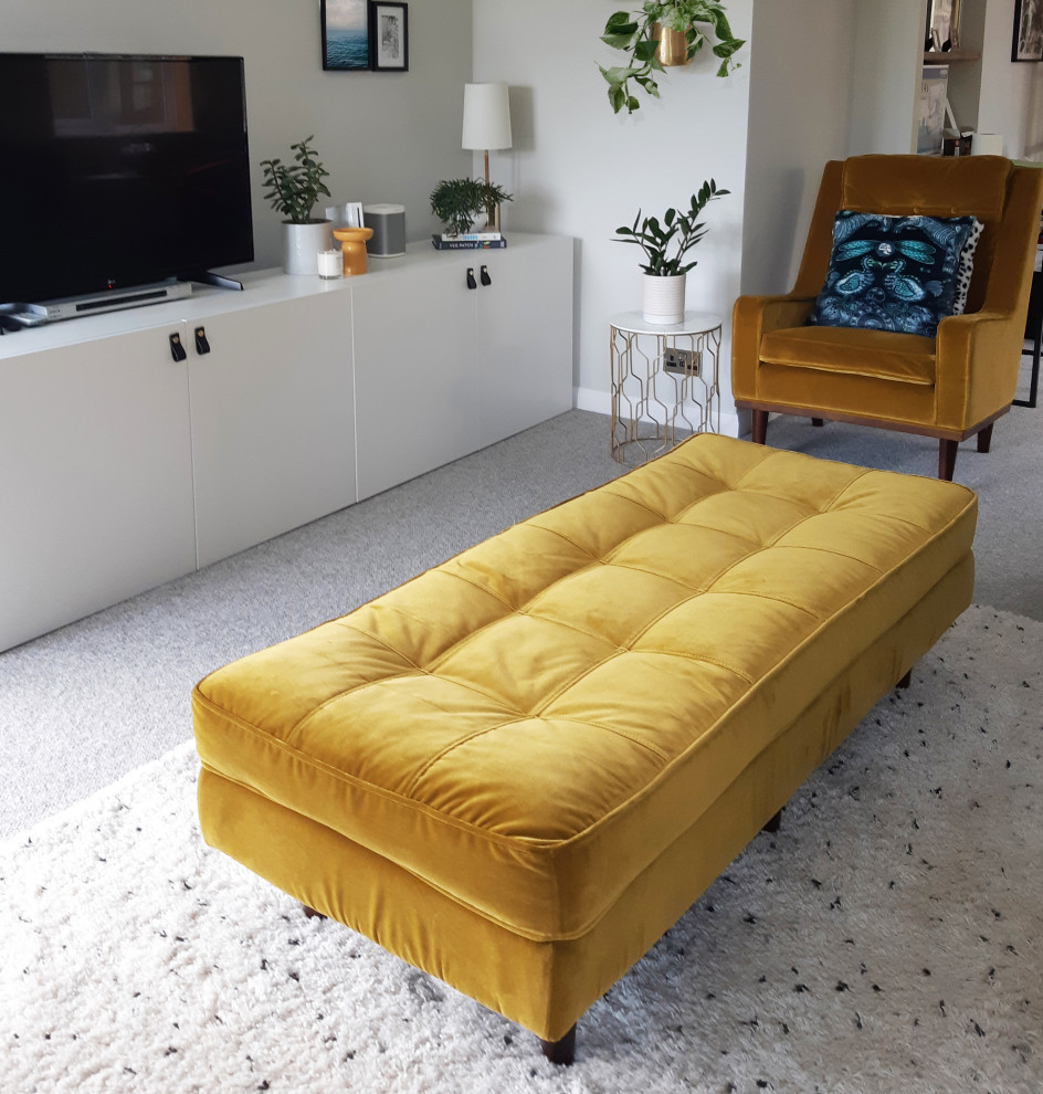 Immagine di un soggiorno design di medie dimensioni e chiuso con pareti grigie, moquette, TV autoportante e pavimento beige