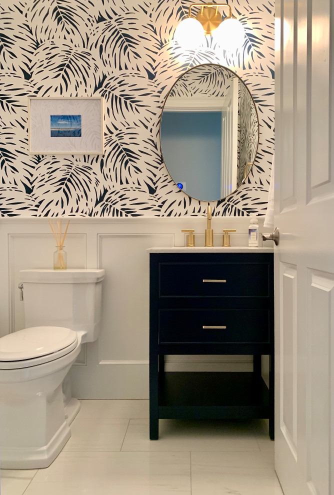 На фото: туалет в морском стиле с синими фасадами, полом из керамогранита, белой столешницей, напольной тумбой и обоями на стенах