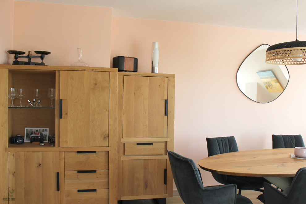 Photo of a mid-sized scandinavian dining room in Strasbourg with pink walls and light hardwood floors.