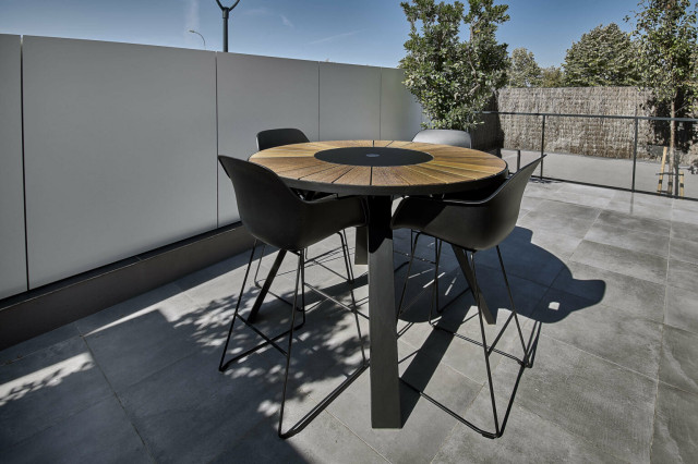 Minimalismo c&aacute;lido patio