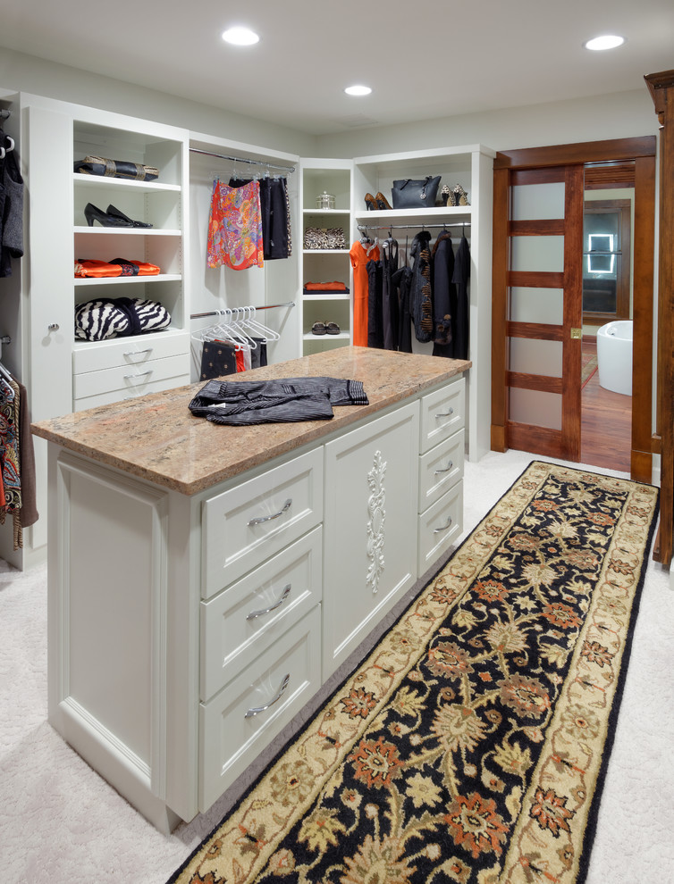 Example of an island style closet design in Chicago