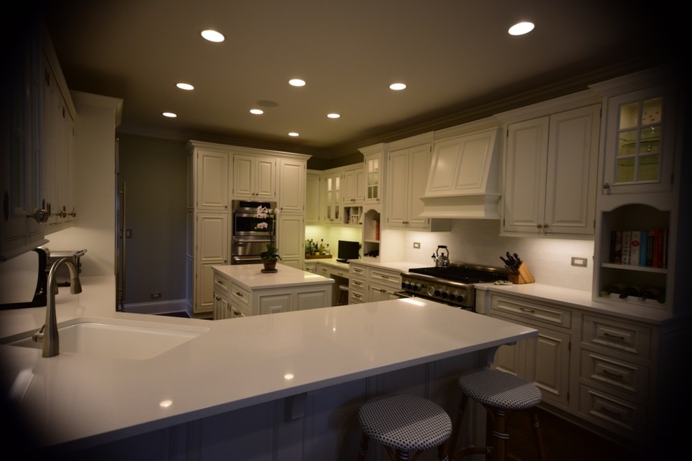 Transitional kitchen photo in Chicago