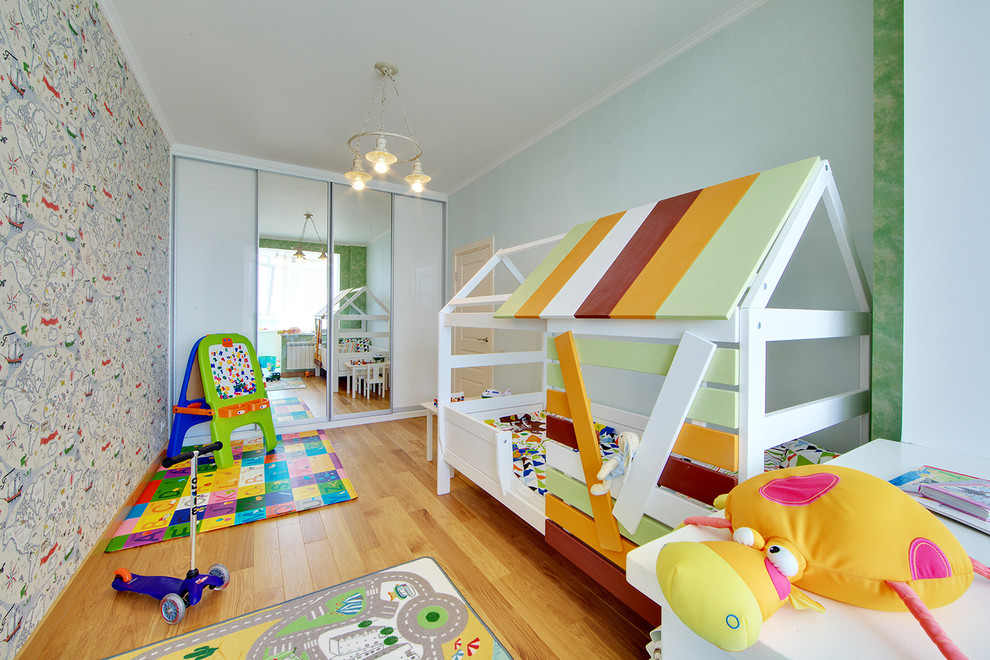 Diseño de habitación de niño actual con paredes multicolor