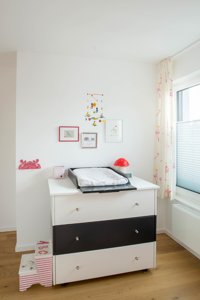 Mädchenzimmer mit rosa Wandfarbe und hellem Holzboden in Dusseldorf