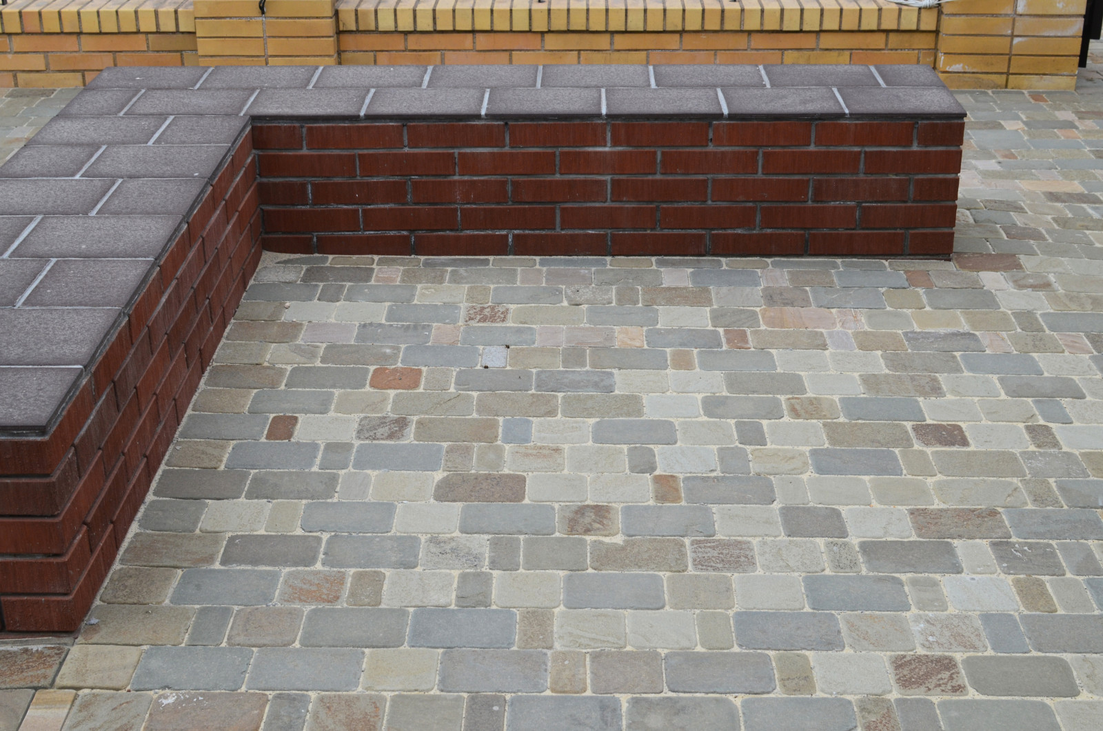 Мощение натуральным камнем песчаником во дворе