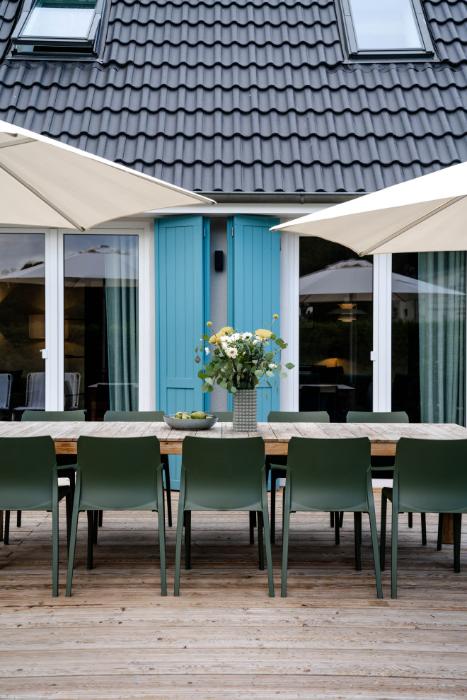 Große Moderne Terrasse neben dem Haus, im Erdgeschoss in Sonstige