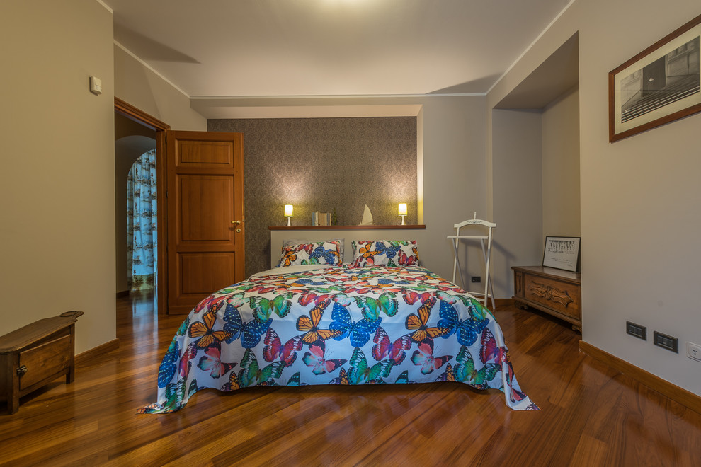 This is an example of a traditional master bedroom in Turin with grey walls.