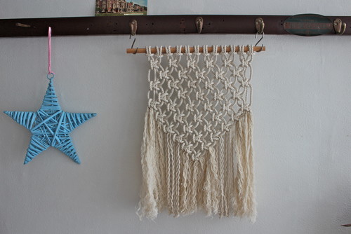 マクラメ編みで作る、シンプルなフラッグ形のタペストリー｜簡単