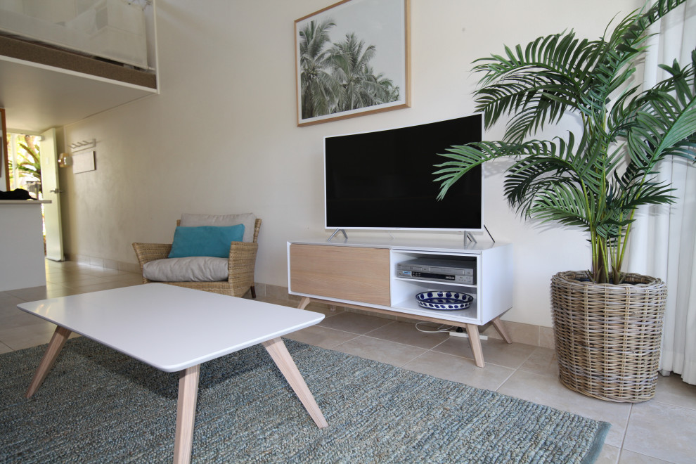 Imagen de salón abierto marinero pequeño con paredes blancas, televisor independiente, suelo beige y suelo de baldosas de cerámica