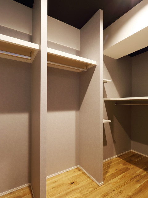 ステンレスキッチンのクールなリビング空間 modern-ankleidezimmer