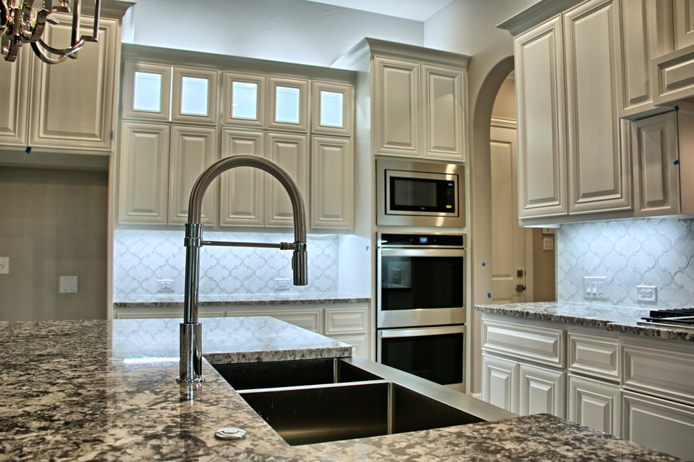 Transitional kitchen photo in Dallas