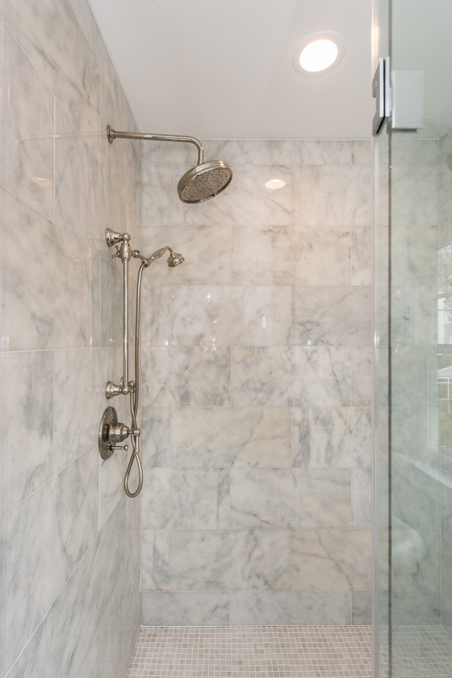 Стильный дизайн: большая главная ванная комната в стиле фьюжн с отдельно стоящей ванной, угловым душем, раздельным унитазом, серой плиткой, мраморной плиткой, бежевыми стенами и мраморным полом - последний тренд