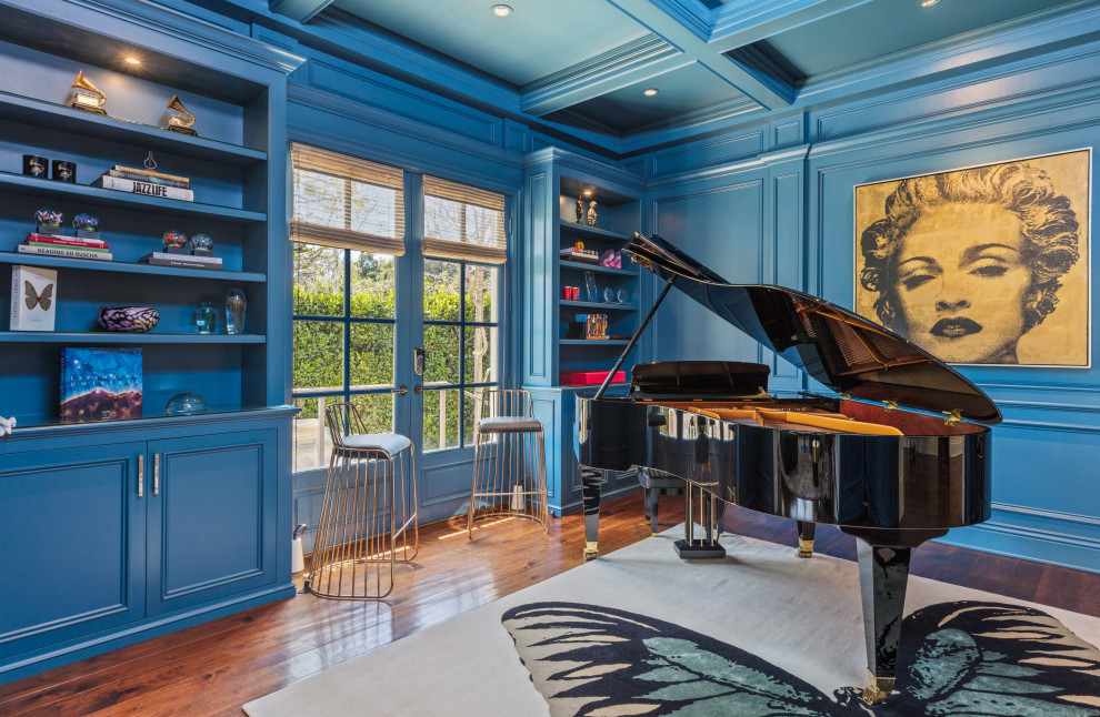 Exemple d'une grande salle de séjour chic fermée avec un mur bleu, parquet foncé, un sol marron, un plafond décaissé, du lambris, une salle de musique et aucune cheminée.