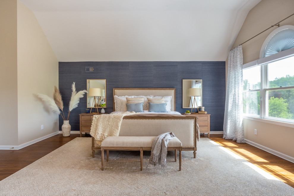 Idée de décoration pour une grande chambre parentale minimaliste avec un mur bleu, parquet clair, aucune cheminée, un sol beige, un plafond voûté et du papier peint.