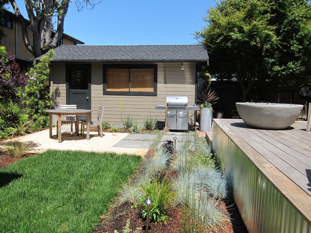 Photo of a mid-sized contemporary backyard full sun xeriscape in San Francisco with gravel.