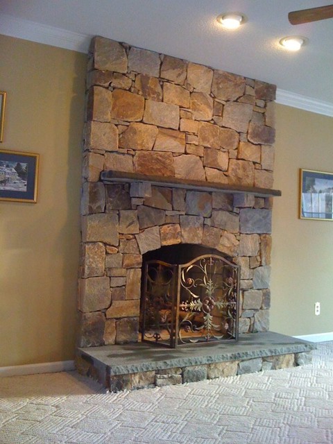 Example of a mountain style home design design in Bridgeport