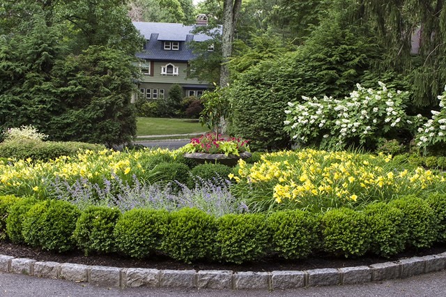 Design ideas for a victorian landscaping in New York.