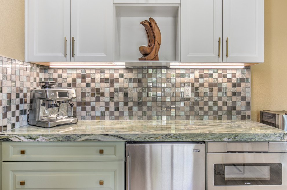 Transitional home design photo in Las Vegas