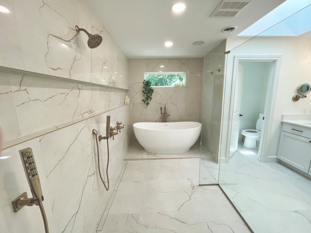 Exempel på ett mycket stort klassiskt vit vitt en-suite badrum, med släta luckor, vita skåp, ett fristående badkar, våtrum, vit kakel, porslinskakel, vita väggar, klinkergolv i porslin, ett undermonterad handfat, bänkskiva i kvarts, vitt golv och med dusch som är öppen