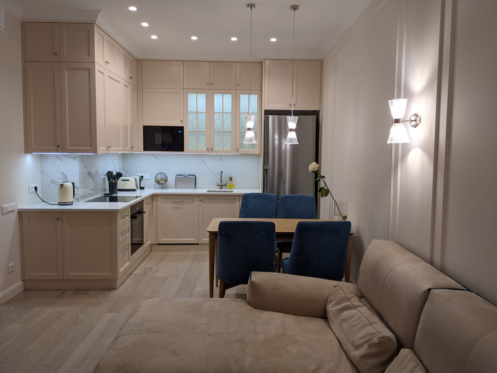 Маленькая белая кухня в неоклассическом стиле